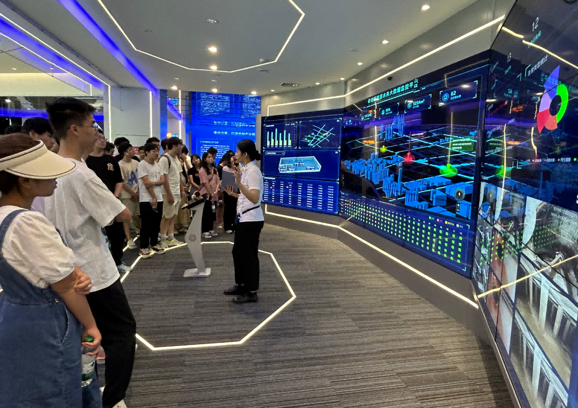 豪门国际科技IT精英暑期实训营活动日 | 探秘南京江北新区研创园 科技火花点亮未来梦想